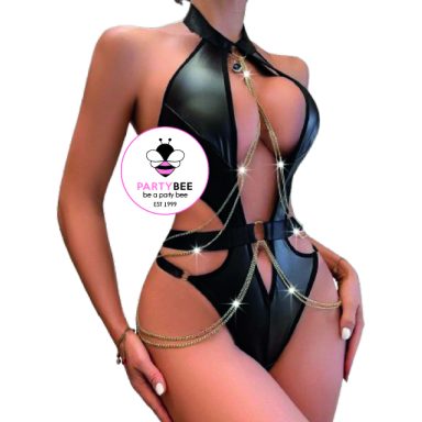 Körperbetontes, schwarzes Body Outfit mit sinnlichen Cut-outs und dekorativen Ketten.