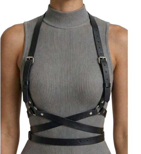 Schwarzes Leder-Harness mit verstellbaren Schulterriemen, silbernen Schnallen und gekreuzten Taillenriemen.
