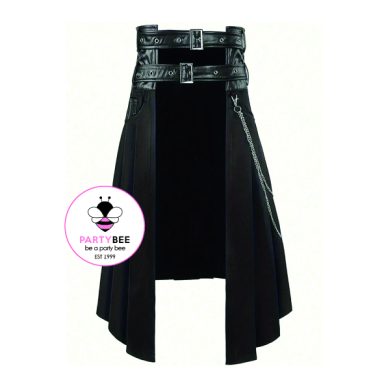 Schwarzer Kilt mit zwei Schnallen und asymmetrischem Schnitt.