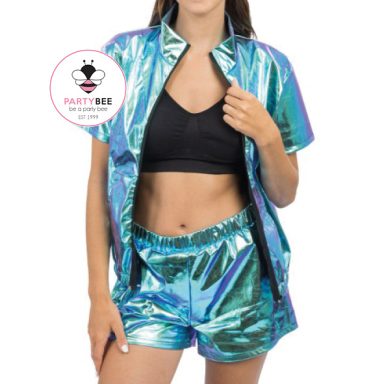 Türkis schimmernde Damenjacke in Metallic-Optik mit passender Shorts.
