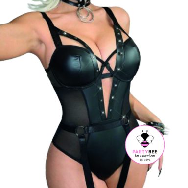Damenbodysuit in Schwarz mit Leder, Mesh und Metallic-Details, betont die Silhouette.