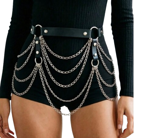 Schwarzer Hüftgürtel mit silbernen Ringen und mehrlagigen Ketten als auffälliges Accessoire für sexy Outfits.