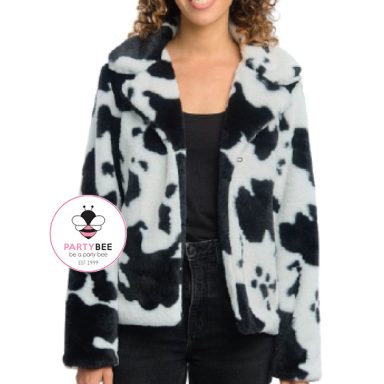 Schwarz-weiße Damenjacke in weicher Kunstfelloptik mit Kuhfleckenmuster.